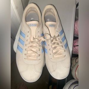 Addidas Courts 9 1/2